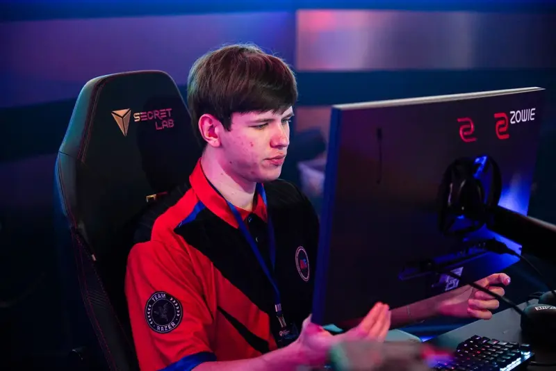 A GE player mid-match on the Grand Final stage