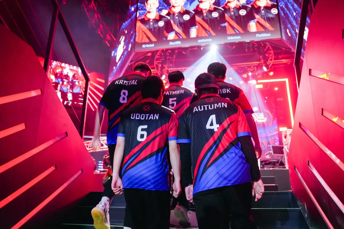 UdoTan, Autumn, Kr1stal, PatMen and xavi8k walk out for the Grand Final